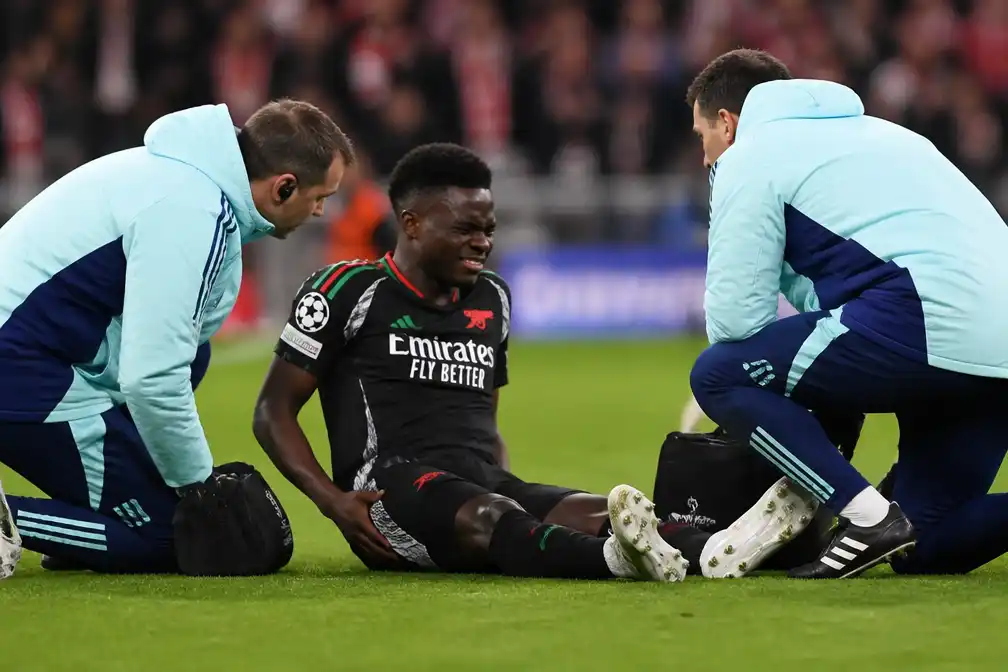 Zorgen bij Arsenal om blessure Bukayo Saka na vroege wissel tegen Bayern