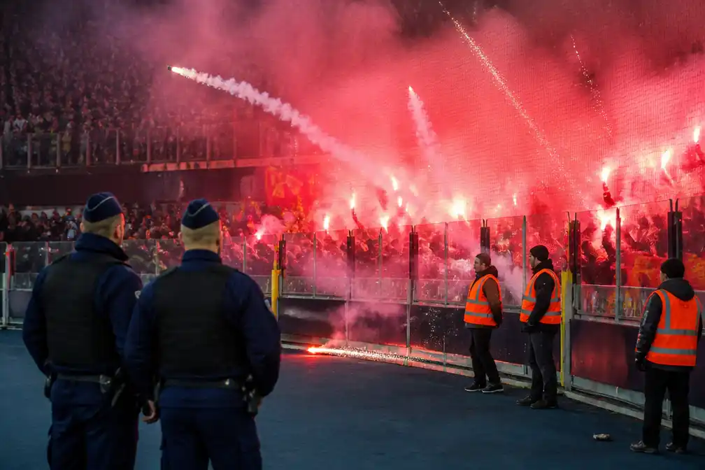 Lens-supporters gooien vuurpijlen naar Club Brugge-fans, steward gewond; politie en UEFA onderzoeken