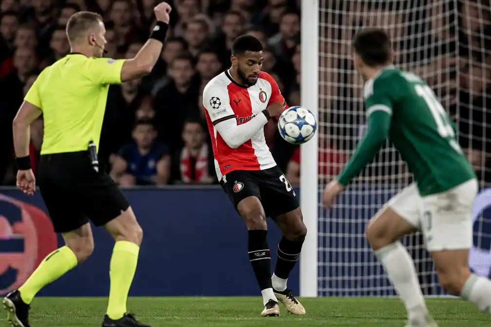 Feyenoord krijgt omstreden penalty tegen na handsbal St. Juste in Champions League