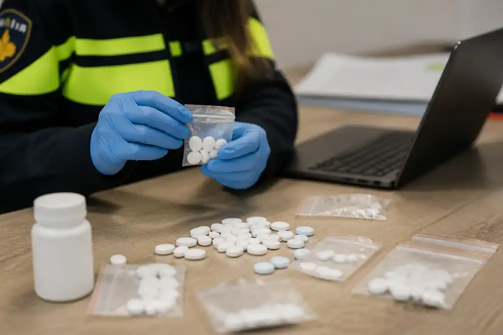 Amsterdamse sterft na namaakpil oxycodon; drie sterfgevallen gelinkt aan webshop
