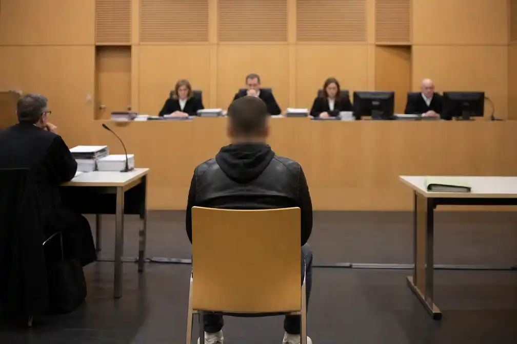 Man voor rechter voor 19 feiten, waaronder inbraak in Waregem waarbij 16-jarige hem betrapte