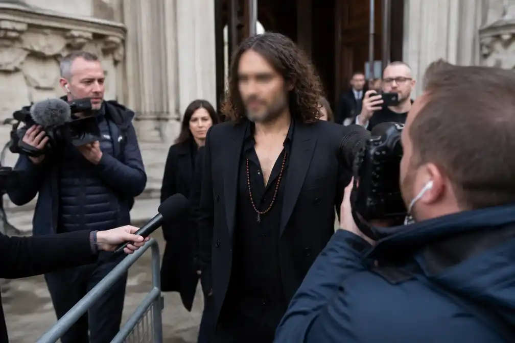 Zes vrouwen getuigen tegen Russell Brand in Brits proces om seksueel geweld