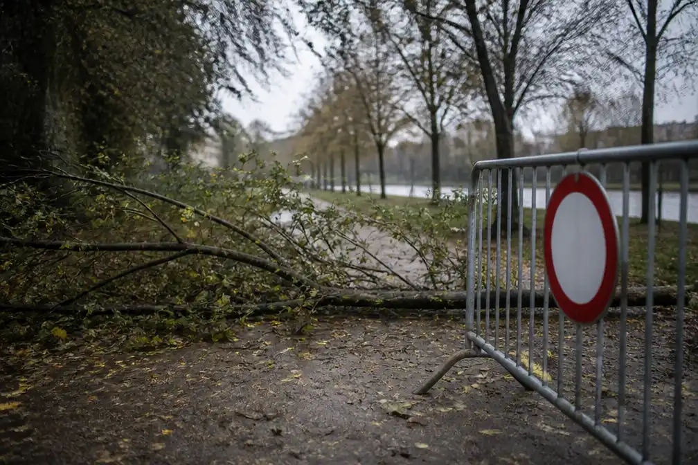 Storm Austen: gemeenten sluiten parken en schrappen evenementen