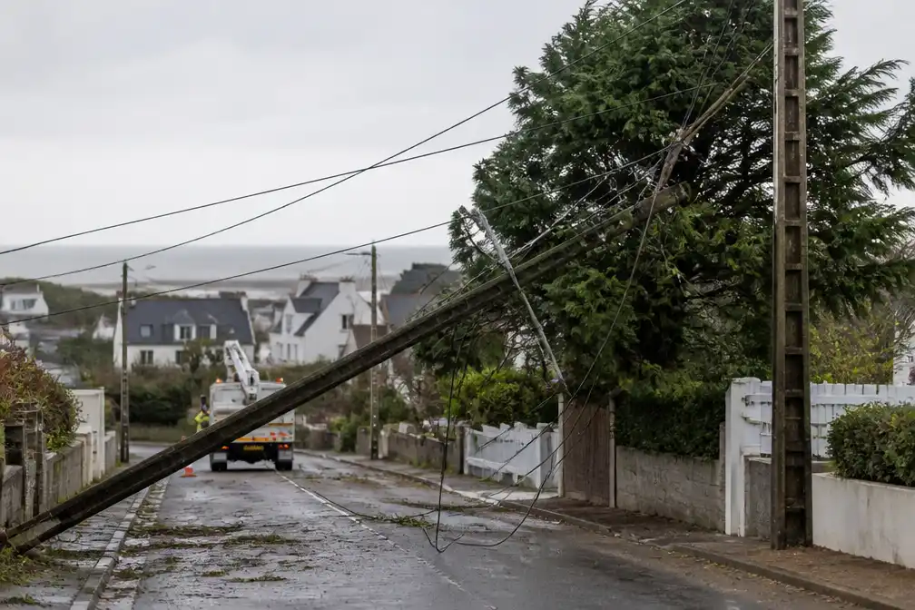 Storm Austen veroorzaakt stroomuitval bij tienduizenden in Frankrijk en Engeland