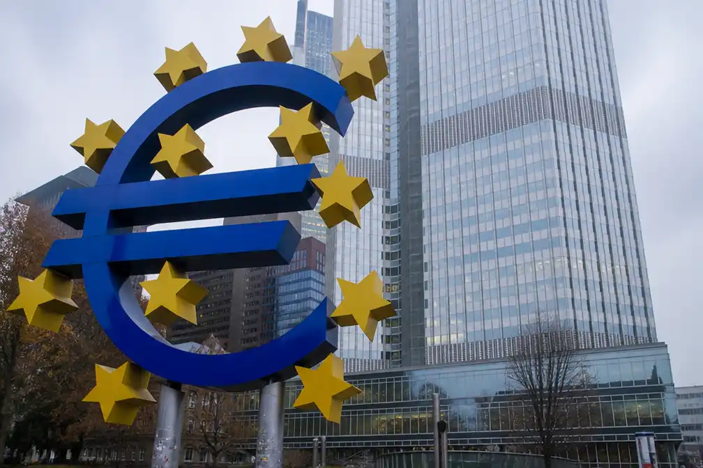 Bedrijvigheid eurozone zwakt sterker af dan verwacht door dure energie en onrust in Frankrijk