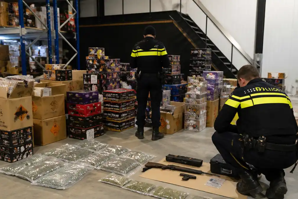 Politie vindt 700 kilo vuurwerk en twee vuurwapens in Kapel-Avezaath