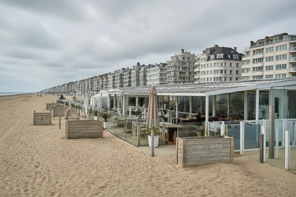 Raad van State schorst toewijzing strandbarconcessies in Knokke-Heist
