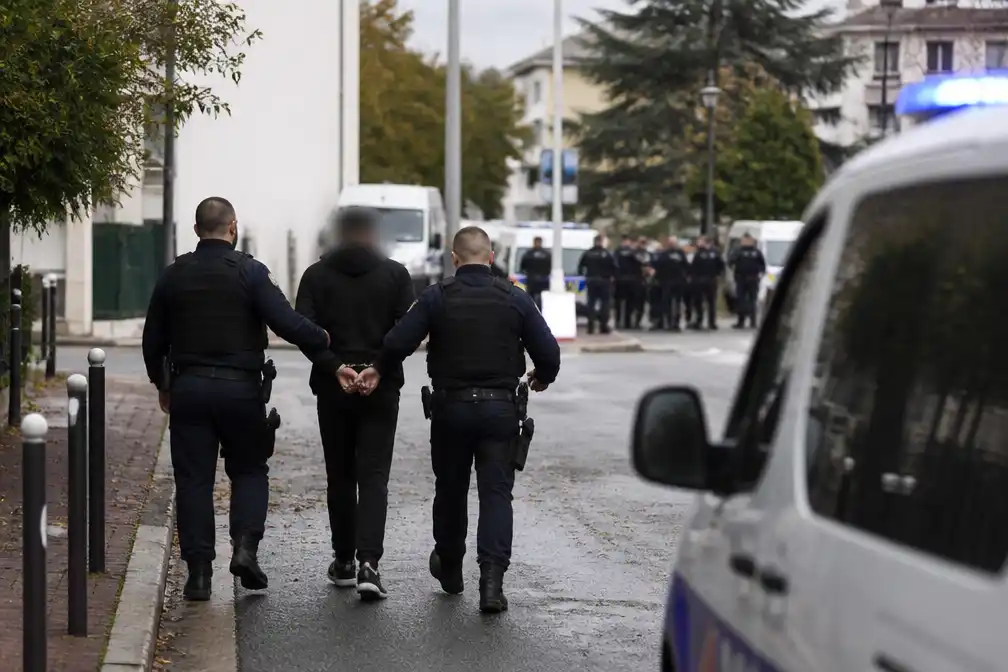 Schutter doodt voorbijganger en verwondt vier mensen, onder wie meisje van 12, in voorstad van Parijs