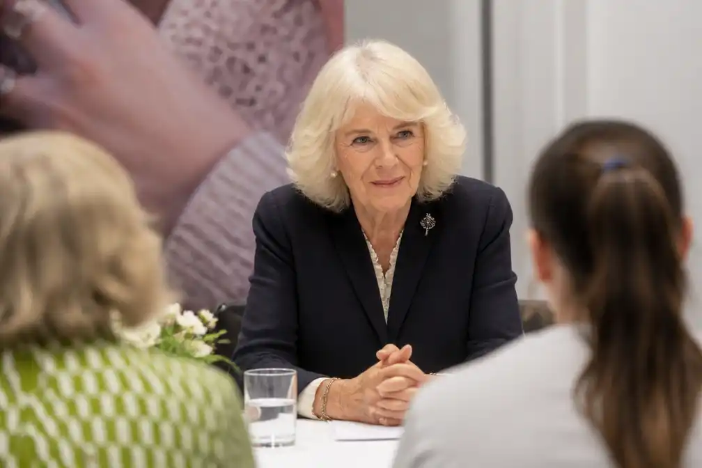 Koningin Camilla noemt overlevenden van huiselijk geweld 'echte helden' in Wiltshire