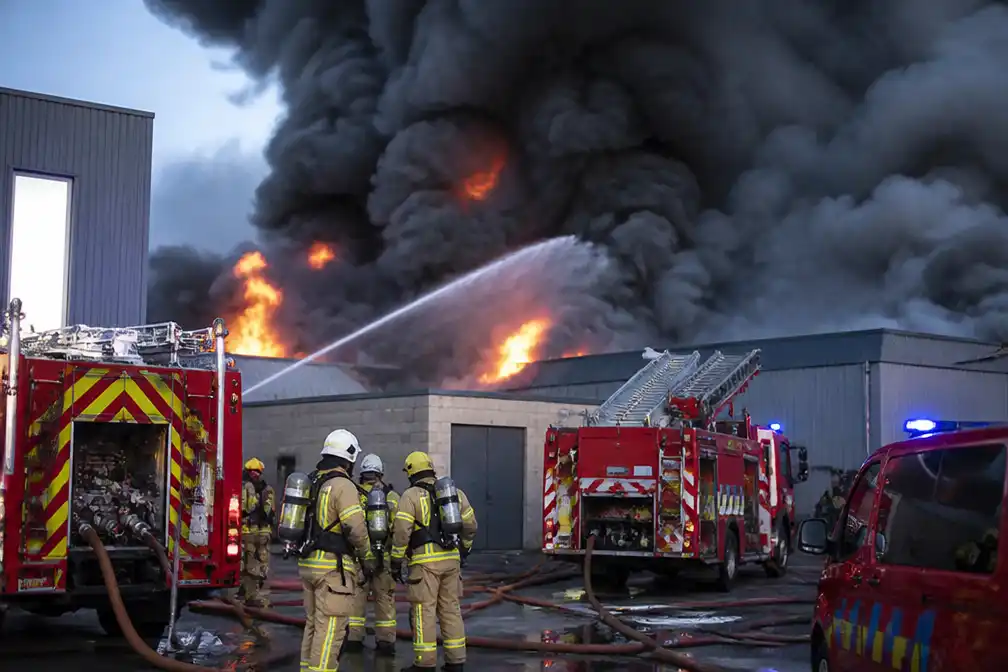 Zware brand in oude loods achter toonzaal Dovy Keukens in Kortrijk