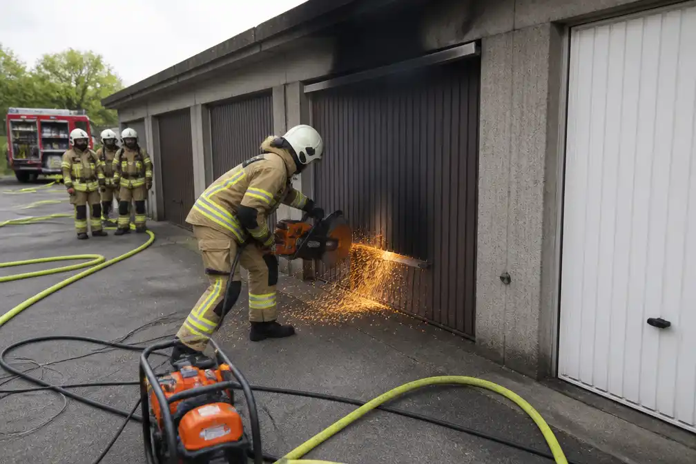 Brand aan lasinstallatie in garagebox in Zarren, brandweer zaagt poort open