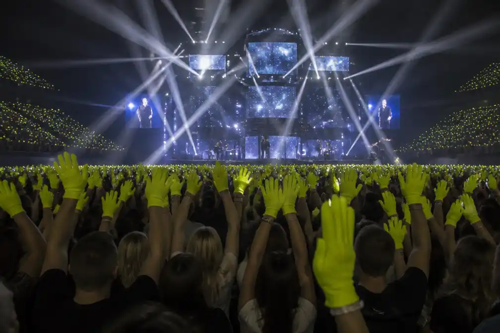 Milk Inc. haalt stunt met fluogele handschoenen uit 2009 terug in AFAS Dome