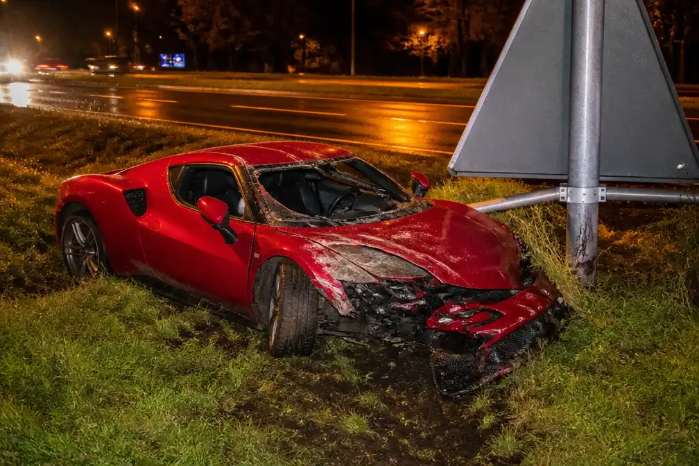 Ferrari van zo'n 450.000 euro zwaar beschadigd bij eenzijdig ongeval op N71 bij Malden