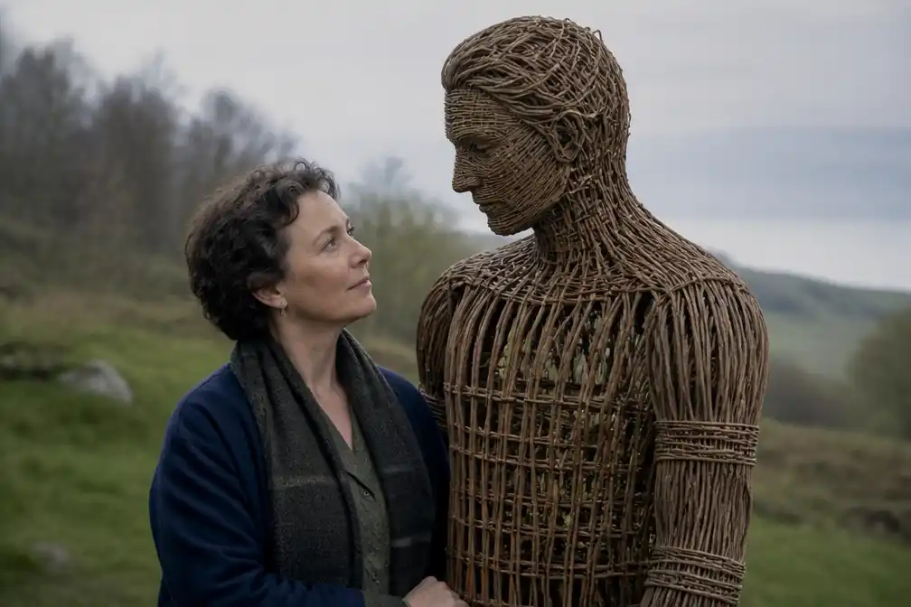 Olivia Colman en Alexander Skarsgård samen in nieuwe film Wicker