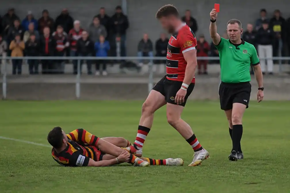 Rugbywereld geschokt: Ebbw Vale-speler Curtis Gregory krijgt rood voor stamp op tegenstander