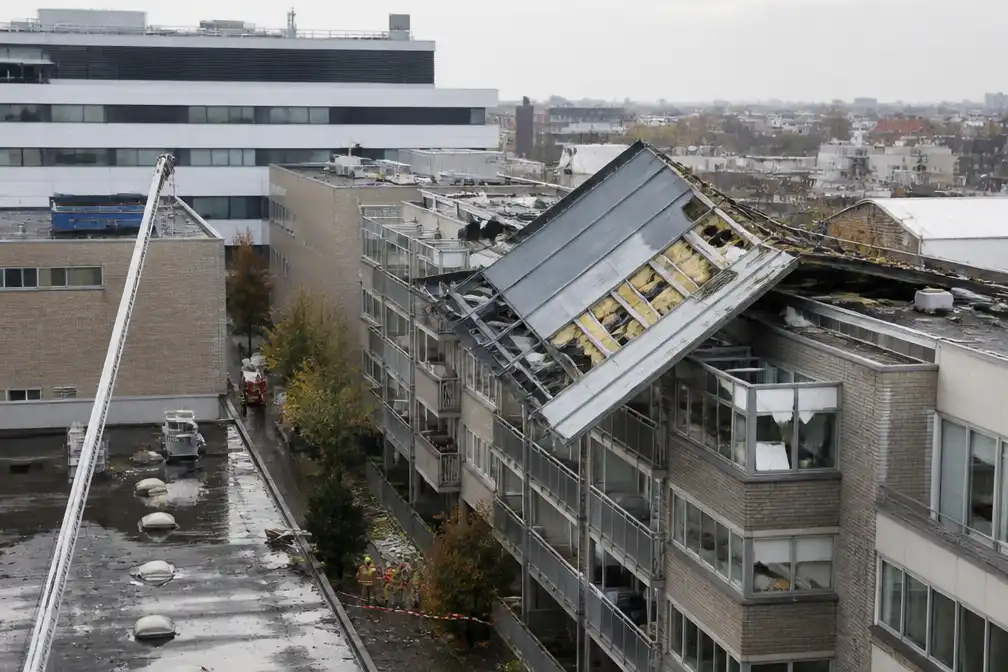 Afgewaaid dakdeel van AZ Oostende stort neer op woonblok na storm Austen