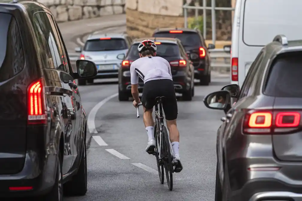 Kritiek op 'roekeloos' slalommen door verkeer van Pogacar tijdens training in Monaco