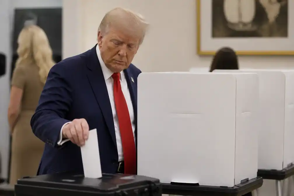 Trump brengt in Florida vervroegd stem uit voor midterms van 3 november