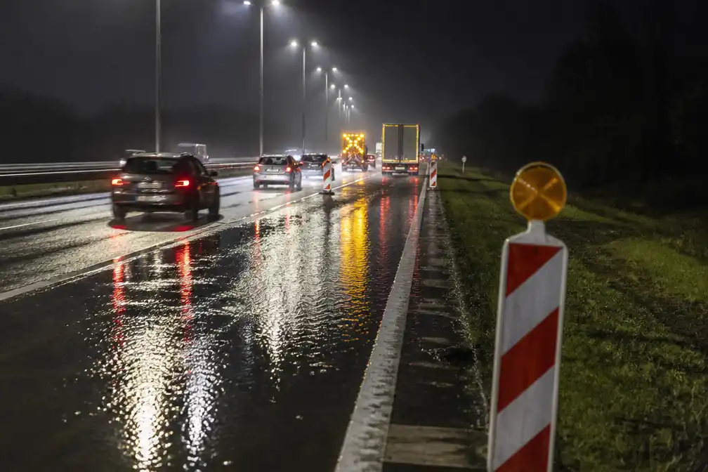 Wateroverlast sluit linkerrijstrook van E313 richting Antwerpen in Grobbendonk