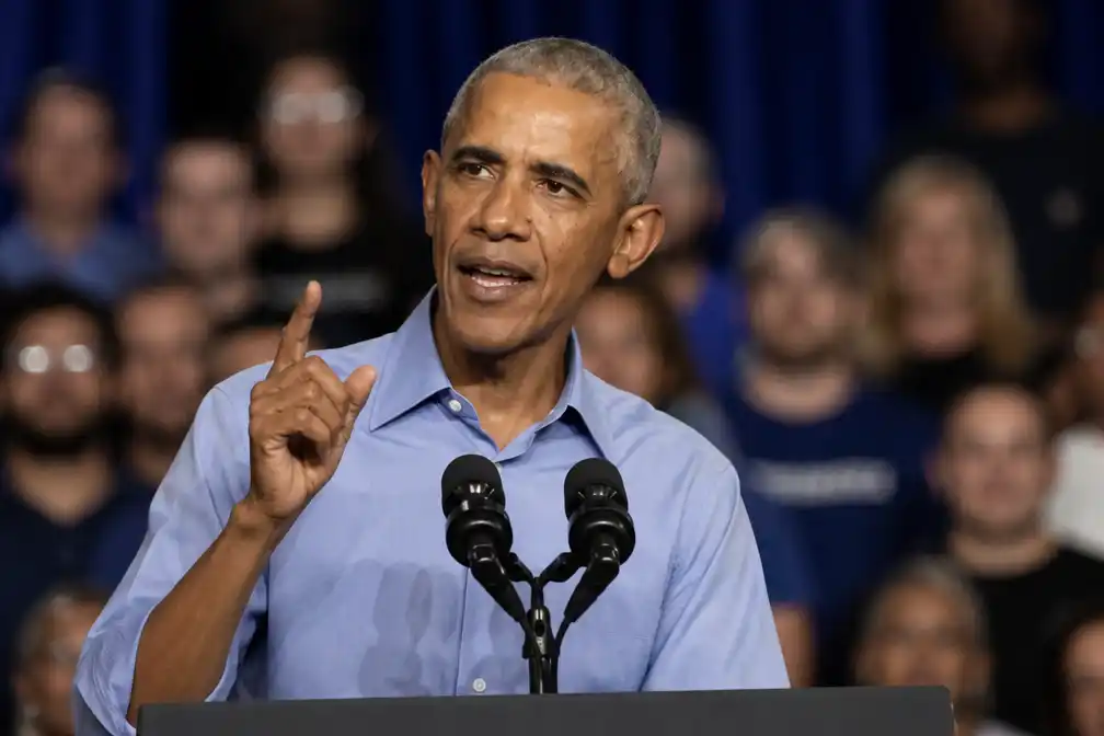 Obama hekelt Trumps prioriteiten tijdens campagnemeetings: 'Wat is dat toch met al dat goud?'