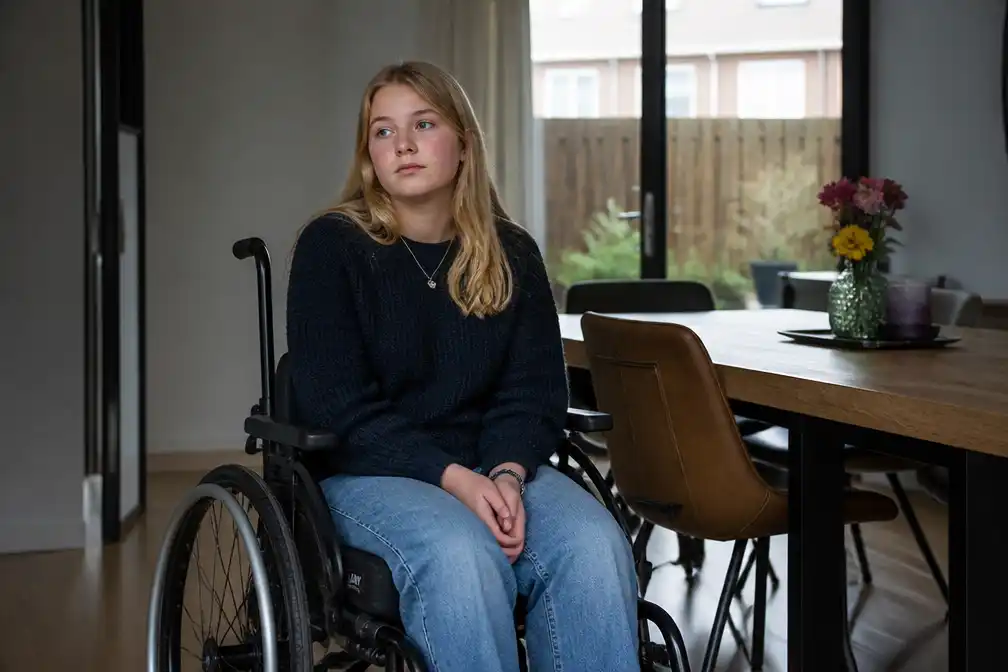 Jinte (16) uit Deventer zit in een rolstoel en wil aandacht voor onbekende aandoening
