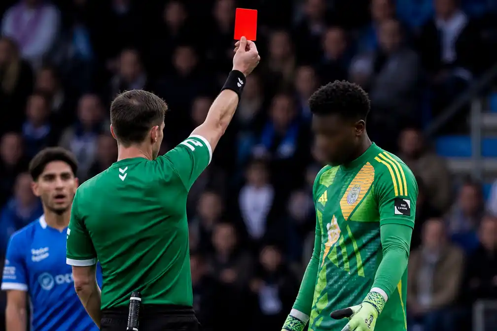 Standard-doelman Matthieu Epolo na blunder met rood van het veld tegen Racing Genk