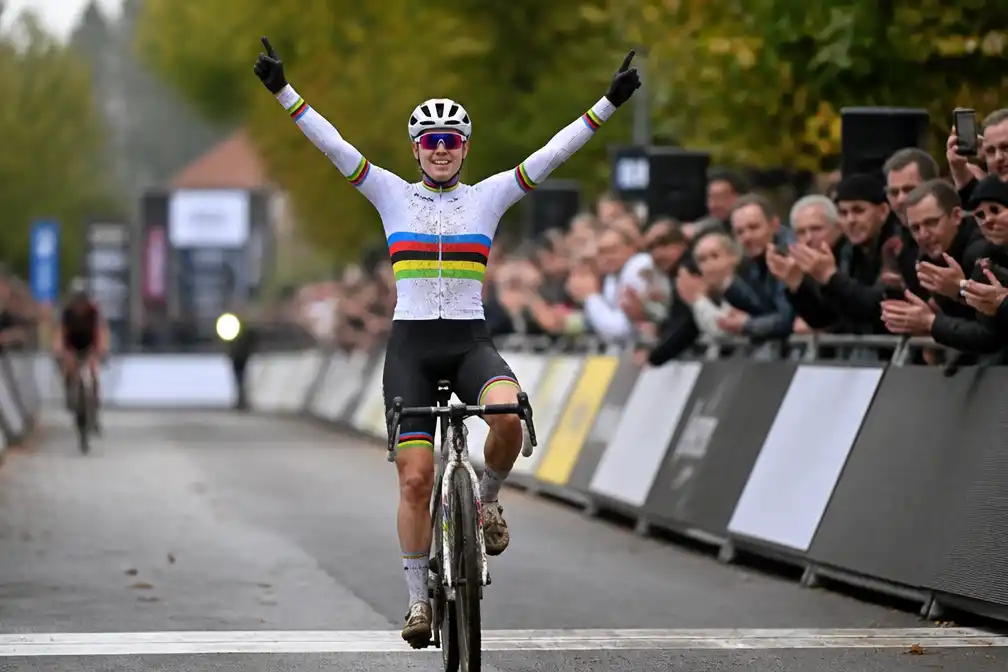 Wereldkampioene Lucinda Brand wint openingswedstrijd Superprestige in Overijse
