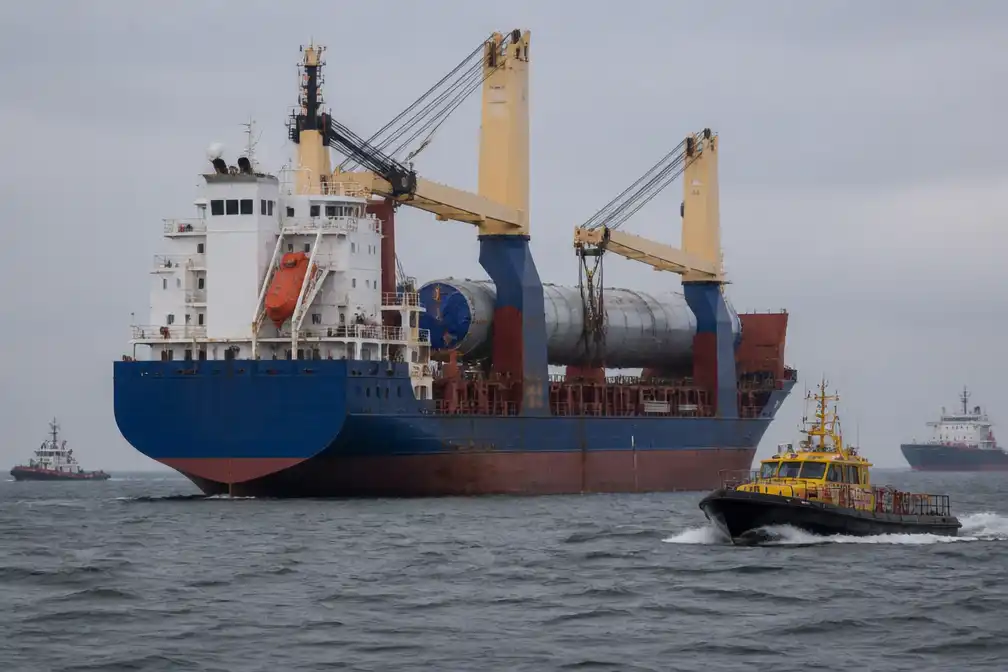 Reddingsactie bij Schiermonnikoog na losgeslagen zwareladingschip; gewonden aan boord