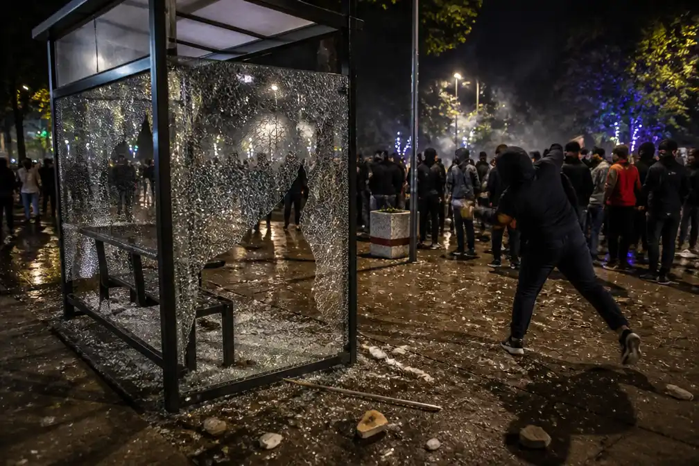 Nieuwe protesten in Tirana ondanks boetes van premier Rama
