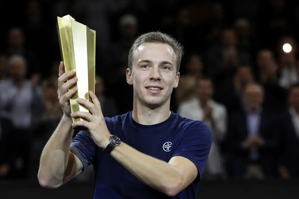 Griekspoor wint ATP-toernooi in Brussel en noemt titel 'de lekkerste' van zijn vier