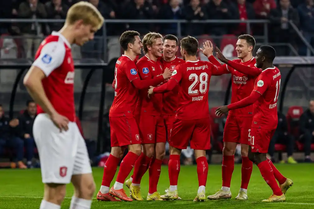 FC Twente wint met 0-2 bij AZ en gaat Alkmaarse club voorbij op ranglijst