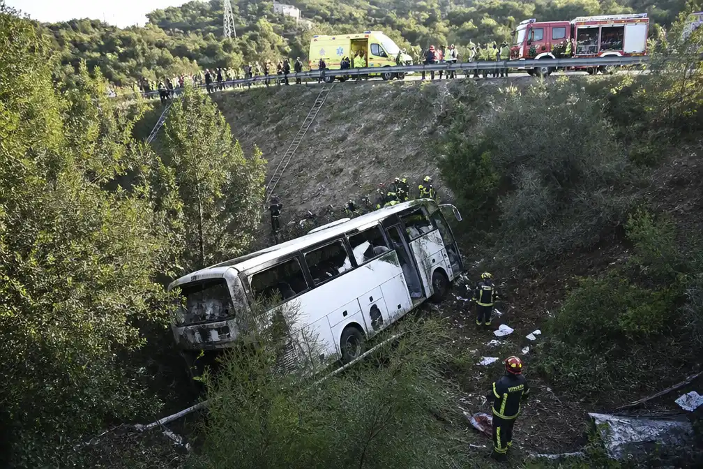 Shuttlebus stort in ravijn bij Barcelona, ruim tachtig gewonden