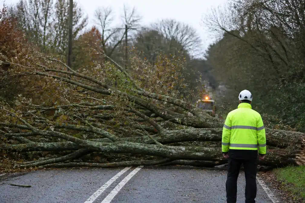 Storm Boelo eist twee levens in Verenigd Koninkrijk, 150.000 huizen zonder stroom