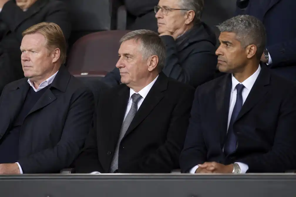 Vicepremier Jan Jambon bij Clásico naast Koeman en Rijkaard in eretribune Camp Nou