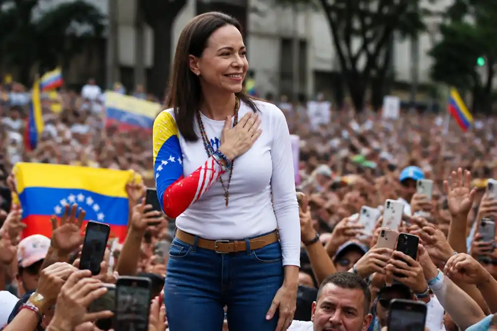 Machado keert na maanden ballingschap terug in Venezuela en wordt als heldin onthaald