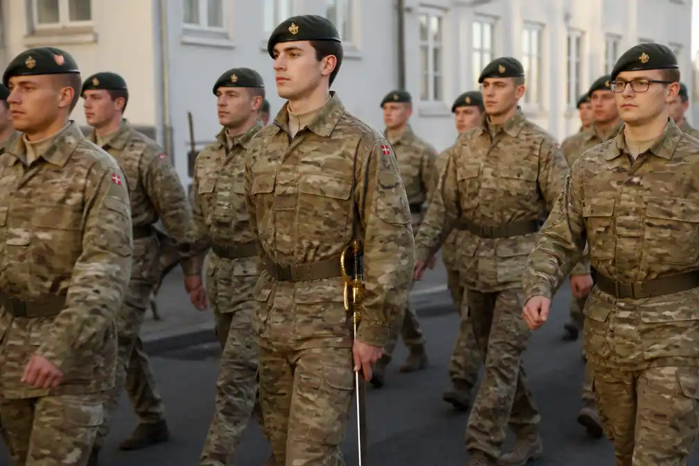 Kroonprins Christian marcheert in uniform met sabel door Jutland