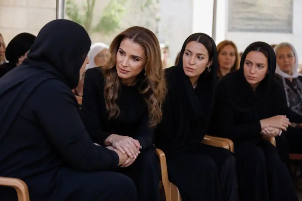 Koningin Rania en prinsessen troosten nabestaanden van kerkbeschieting in Hammoud