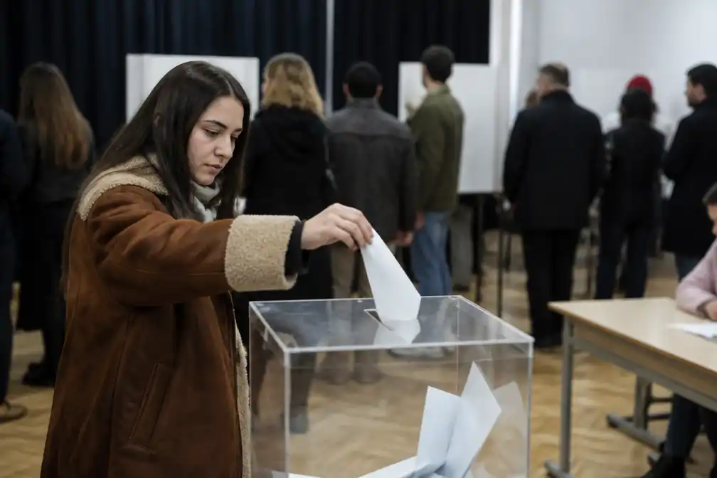 Studentenlijst wint verkiezingen in Servië met grote voorsprong, zonder ervaren politici
