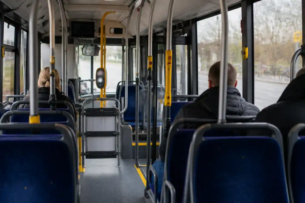 Politie zoekt getuigen na aanranding van vrouw in buslijn 3 in Haarlem