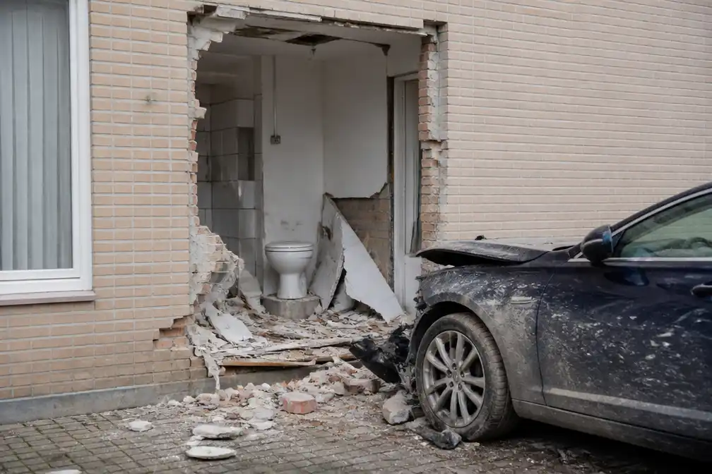 Jaguar rijdt frontaal tegen appartement in Haasdonk en vernielt toilet van Lea (88)