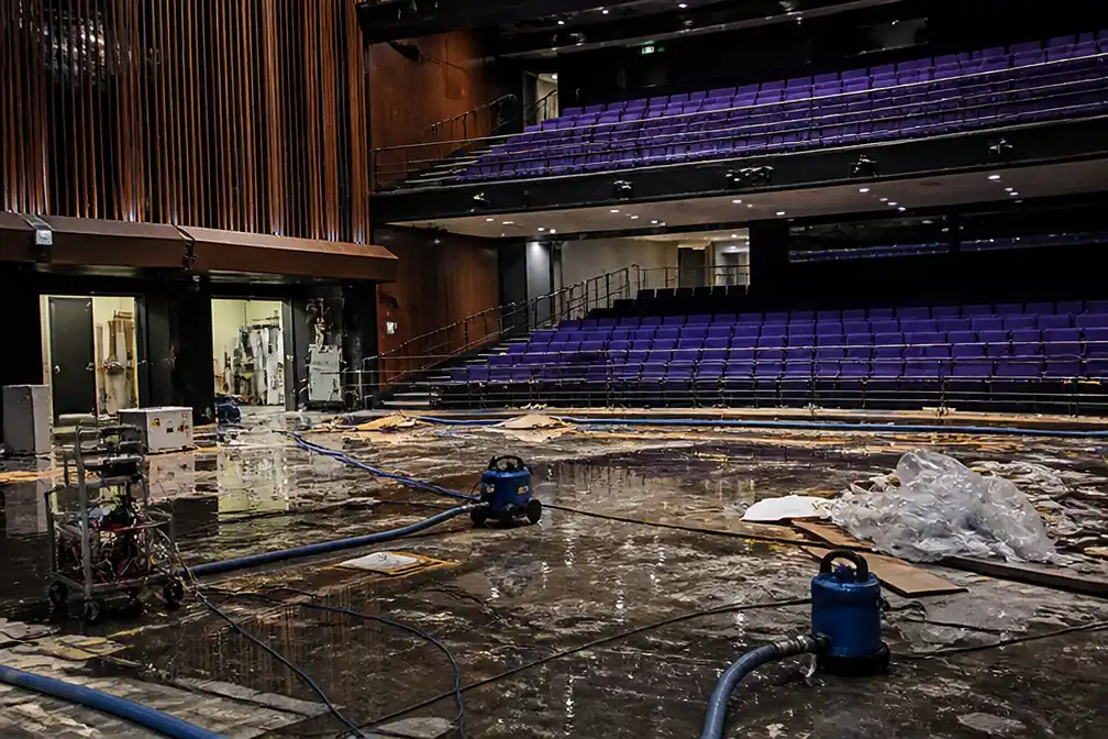 Gesprongen waterleiding houdt grote zaal Atlas Theater Emmen vier weken dicht