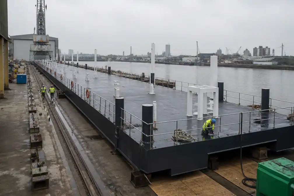 Nieuw ponton van 150 meter voor veer en DeWaterbus bijna klaar op werf Smulders