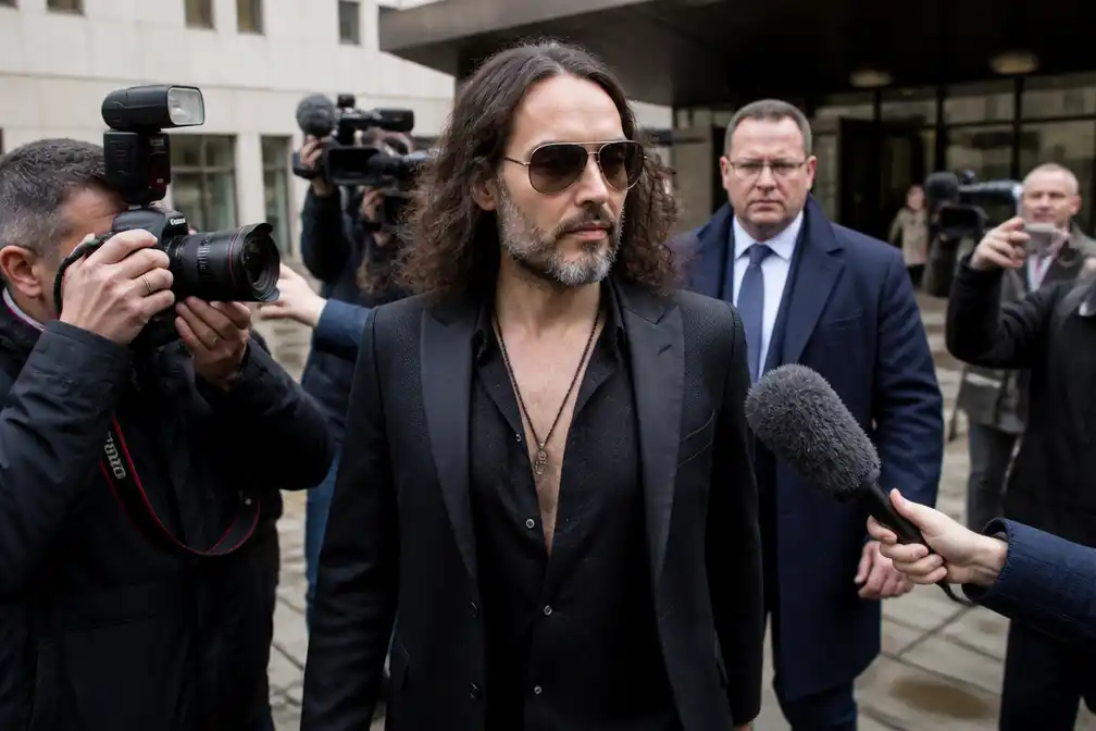 Russell Brand vroeg assistente om nummers van vrouwelijke fans, zo hoorde de rechtbank