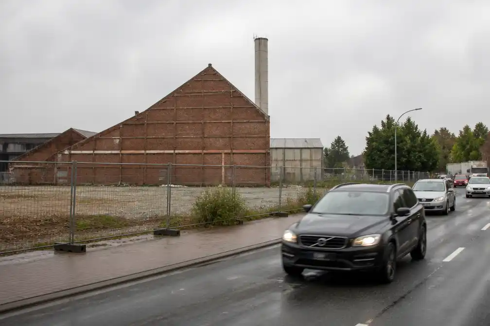 Menen start nieuw openbaar onderzoek voor gemeenschapscentrum op Dekens-site
