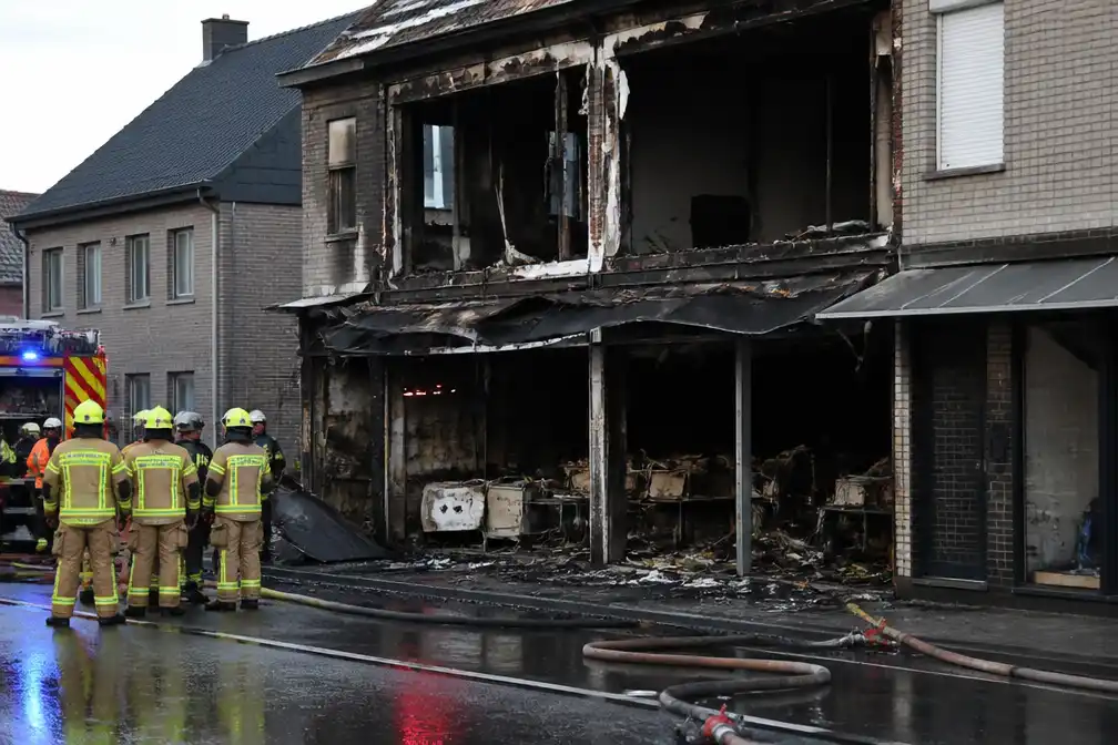 Brand richt zware schade aan bij pitazaak Cairo 2 in Reet, uitbater naar ziekenhuis