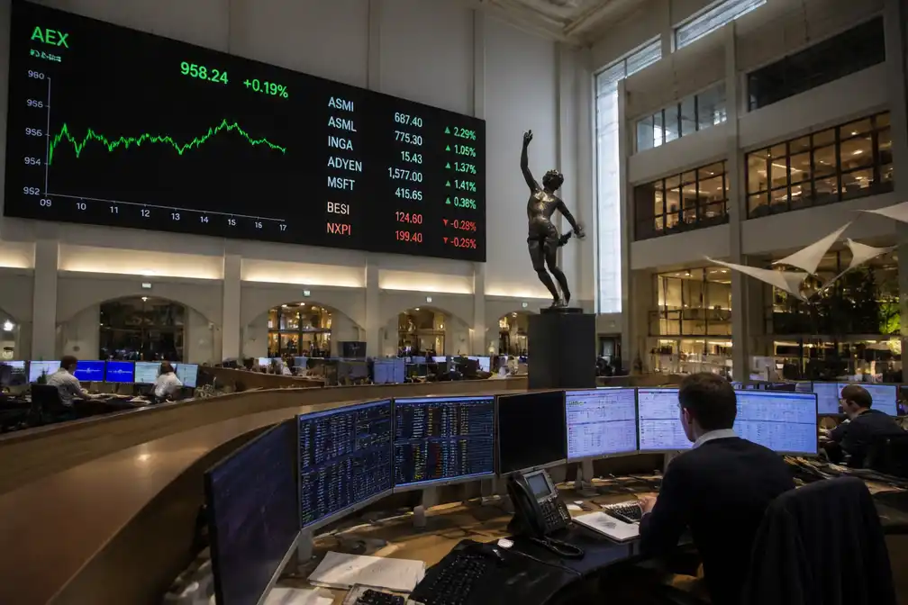 AEX sluit licht hoger dankzij banken en chipbedrijven, in week van ECB en Fed