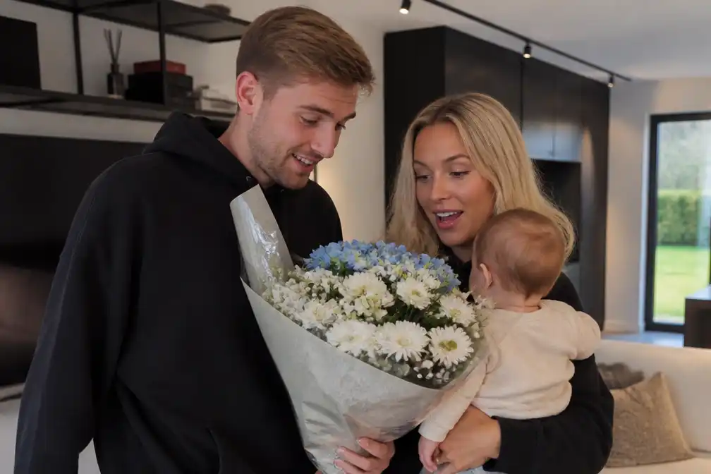Gio Latooy en Lynn Hermanussen verklappen geslacht tweede kind met bos bloemen