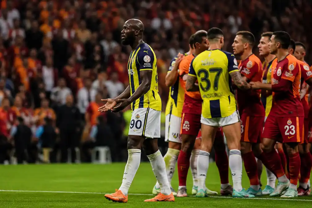 Lukaku beperkt tot één kans en een opstootje bij verloren topper van Fenerbahçe tegen Galatasaray