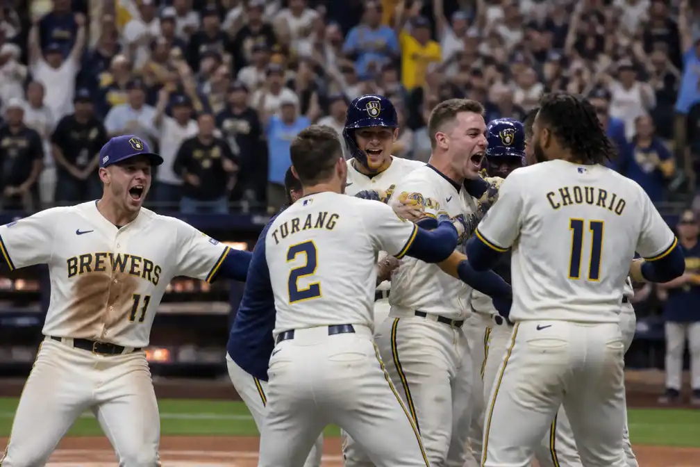Brewers verslaan Rays met 10-1 en staan op één zege van eerste World Series-titel