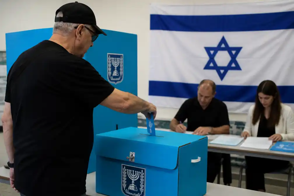 Israëliërs naar de stembus bij verkiezingen die einde kunnen maken aan machtsperiode Netanyahu